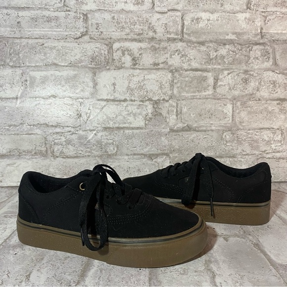 𝅺nwot Etnies Black with brown soles skateboarding shoes kids Size 1 - Picture 1 of 10